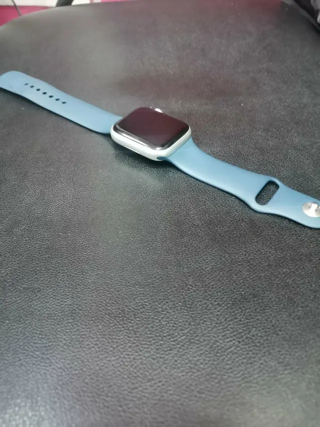 Apple Watch Series 9: 45 мм, GPS, алюминиевый корпус, серебристый, ремешок Storm Blue Sport Band