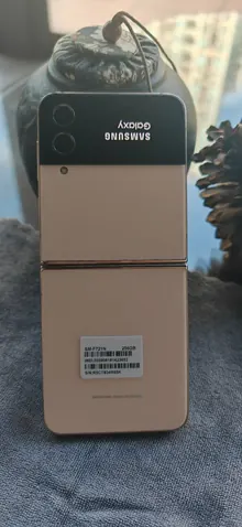 Samsung Galaxy Z Flip 4: 8 ГБ/256 ГБ, 6,7", золотой